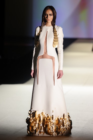 Bir model, Stéphane Rolland Haute Couture İlkbahar/Yaz 2024 defilesi sırasında podyumda yürüyor...