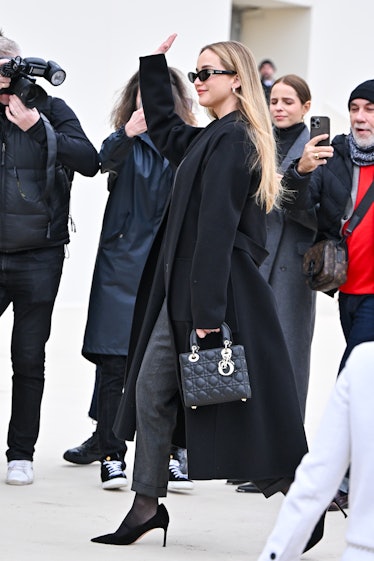 Jennifer Lawrence, Paris 2020 Fuarı kapsamında Christian Dior Kadın Giyim Sonbahar/Kış 2024-2025 defilesine katıldı.