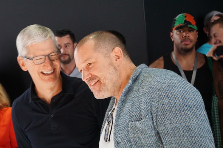 FILED - 03 June 2019, US, San Jose: Apple boss Tim Cook (l) talks to head of design Jony Ive at WWDC...
