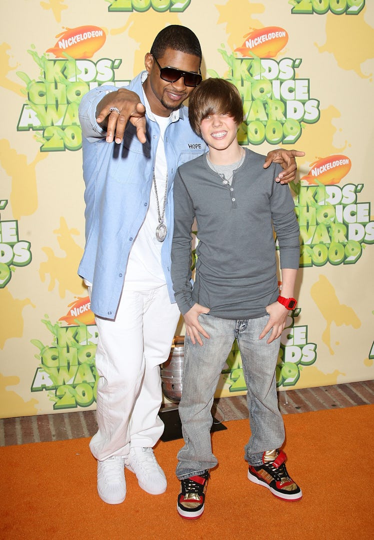 Singers Usher and Justin Bieber arrive at Nickelodeon's 2009 Kids' Choice Awards 