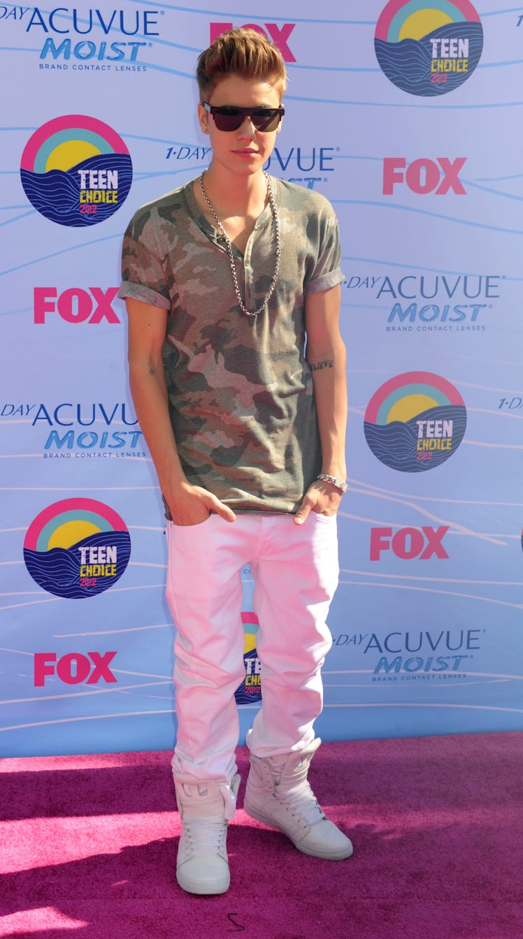 Justin Bieber arrives at the 2012 Teen Choice Awards 