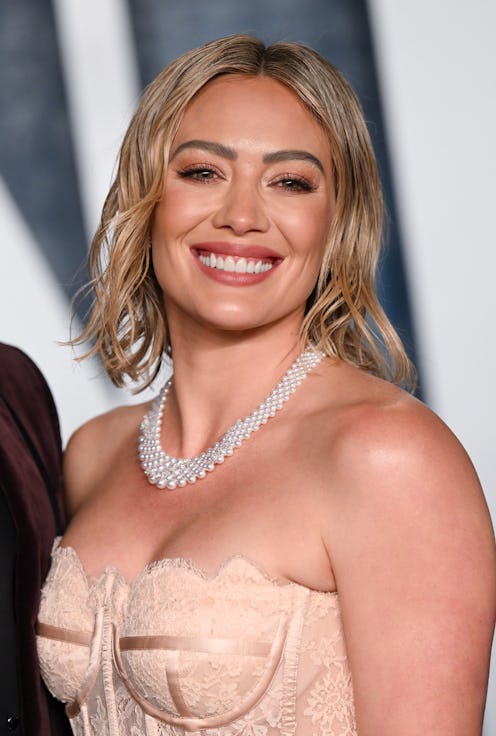 Hilary Duff showed off her new cat and internet trolls went off (at 2023 Vanity Fair Oscar Party).  ...