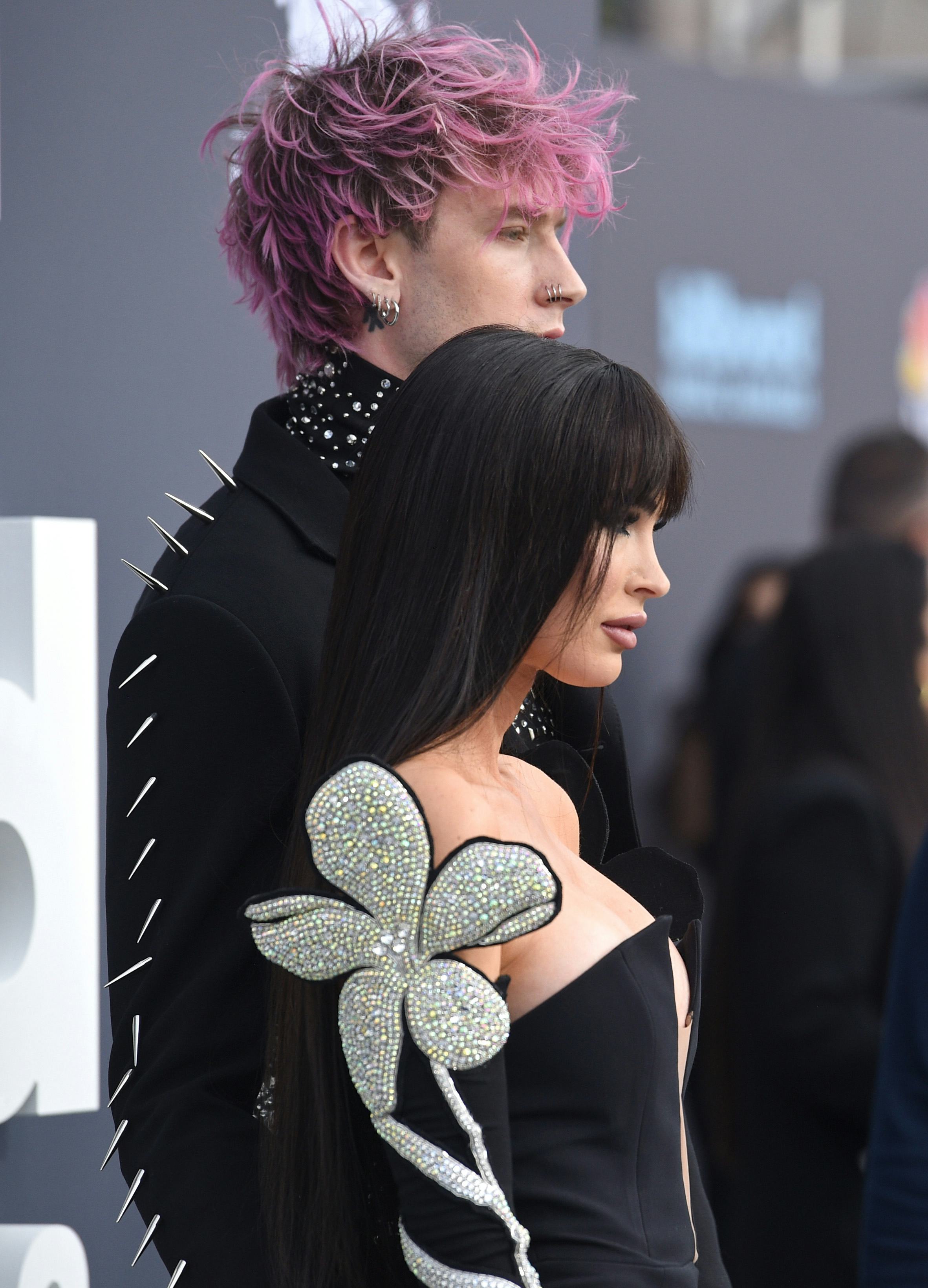 Megan Fox&rsquo;s new pink hair is reminiscent of Machine Gun Kelly&rsquo;s vibrant pink hair in 2022.