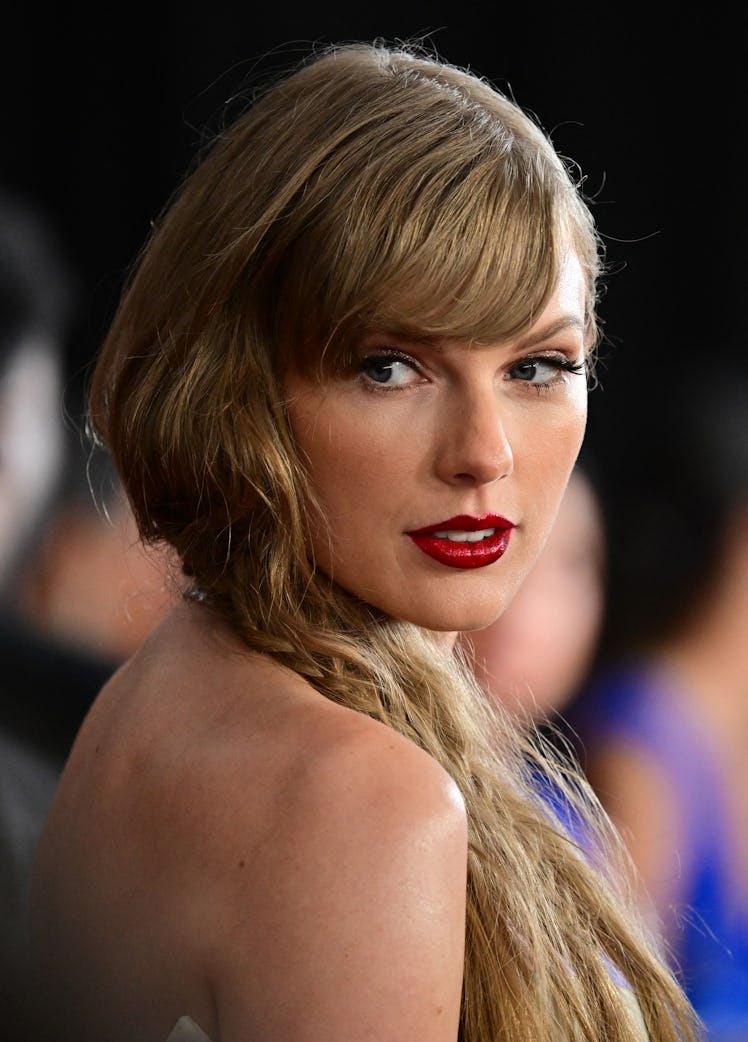 Taylor Swift applauded and sang along to Olivia Rodrigo's "Vampire" at the Grammys despite feud rumo...