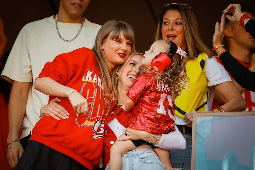Taylor Swift hangs out with Brittany Mahomes.