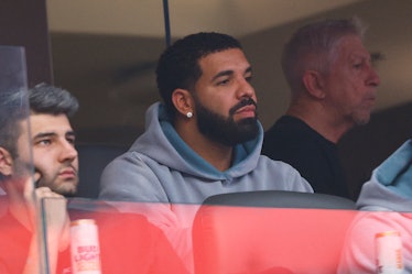 Drake, 13 Şubat 2022'de Inglewood, Kaliforniya'daki SoFi Stadyumu'nda Super Bowl LVI sırasında görülüyor.