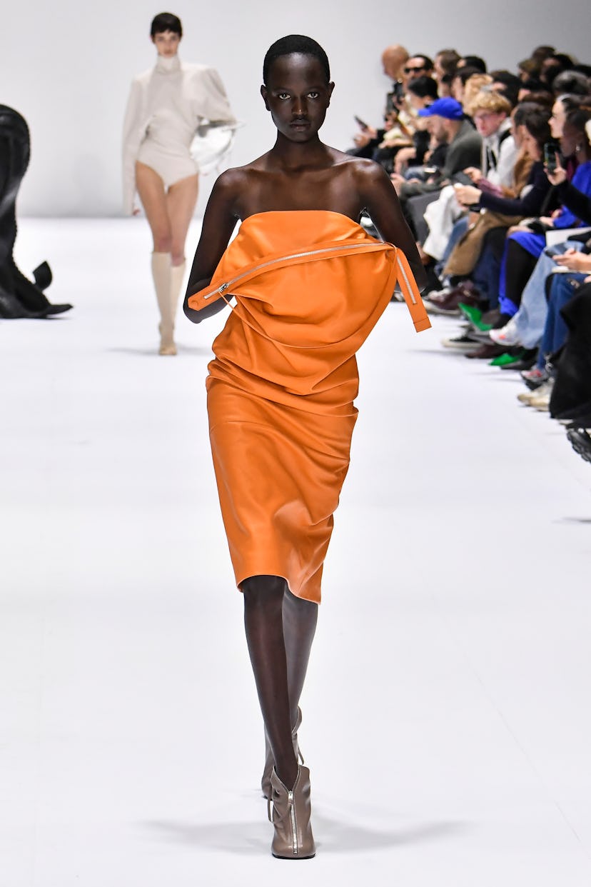 Acne Studios Ready to Wear Fall/Winter 2024-2025 fashion show at Paris Fashion Week included bag dre...