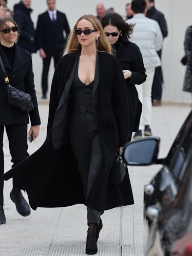 Jennifer Lawrence, Paris 2020 Fuarı kapsamında Christian Dior Kadın Giyim Sonbahar/Kış 2024-2025 defilesine katıldı.
