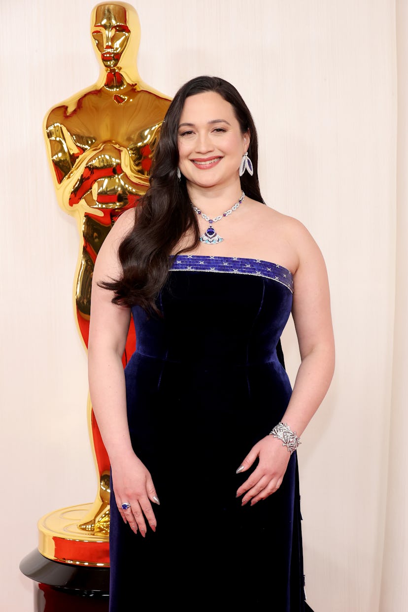 Lily Gladstone wore gunmetal silver chrome nails at the 2024 Oscars.