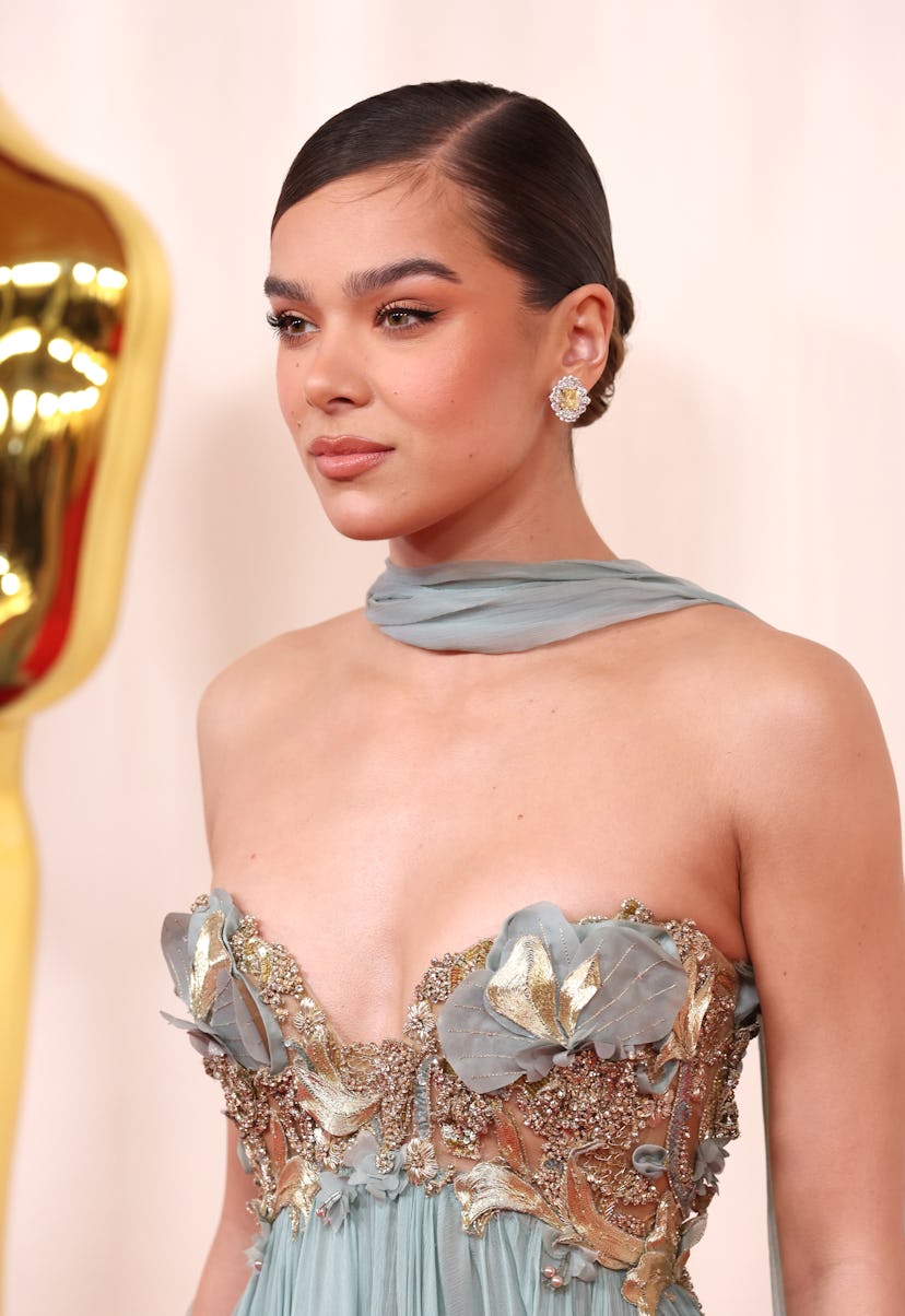 Hailee Steinfeld wore bronze makeup and a low bun at the 2024 Oscars.