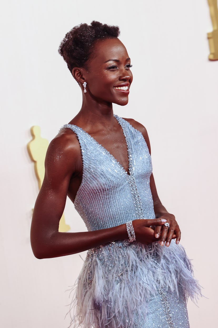 Lupita Nyong’o wore clear nail polish at the 2024 Oscars.