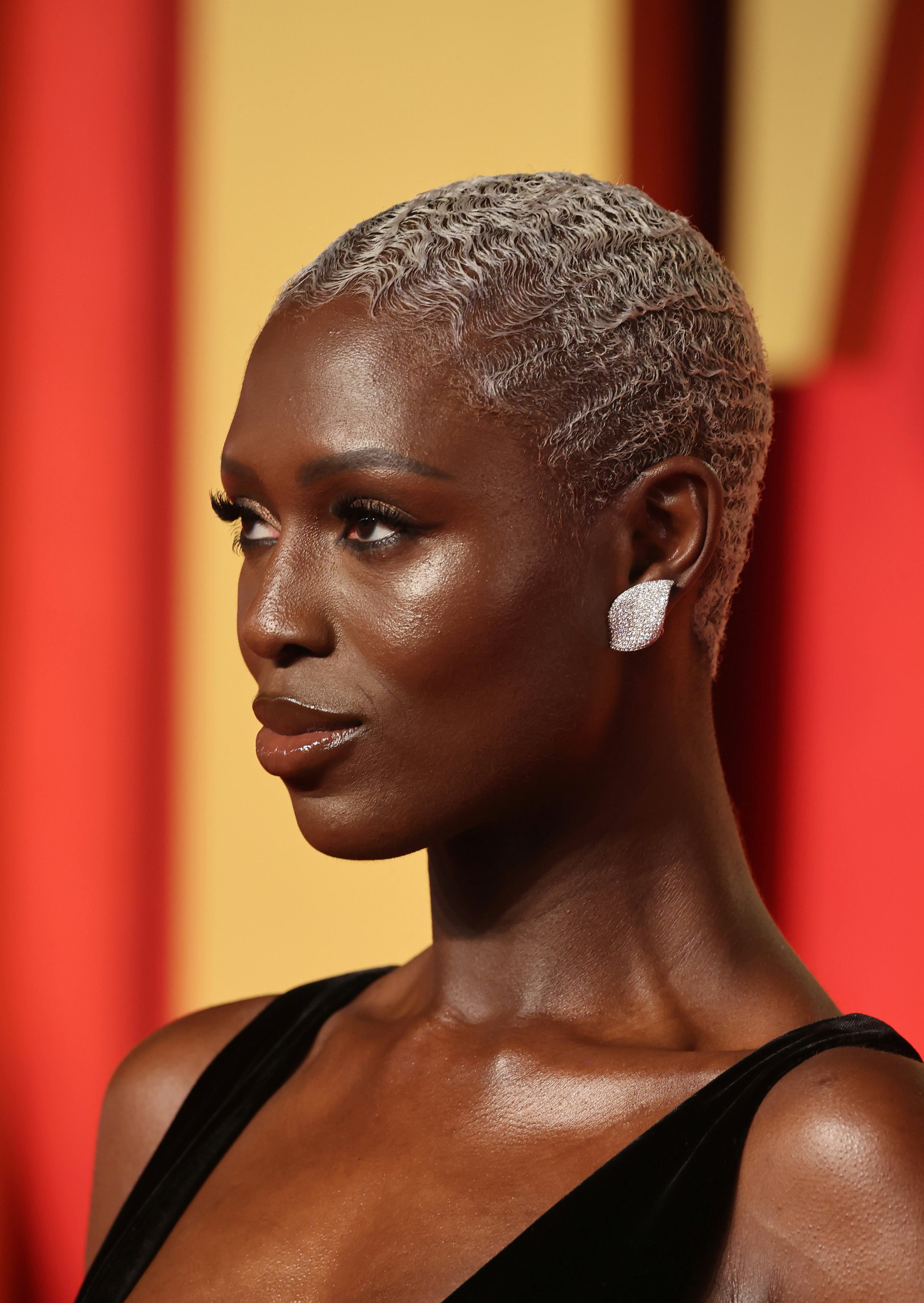 Jodie Turner-Smith wore platinum waves and &ldquo;espresso makeup&rdquo; at the 2024 Vanity Fair Oscar Party.