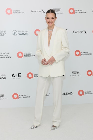 Josephine Skriver, Elton John AIDS Vakfı'nın 32. Akademi Ödülleri Partisine katıldı