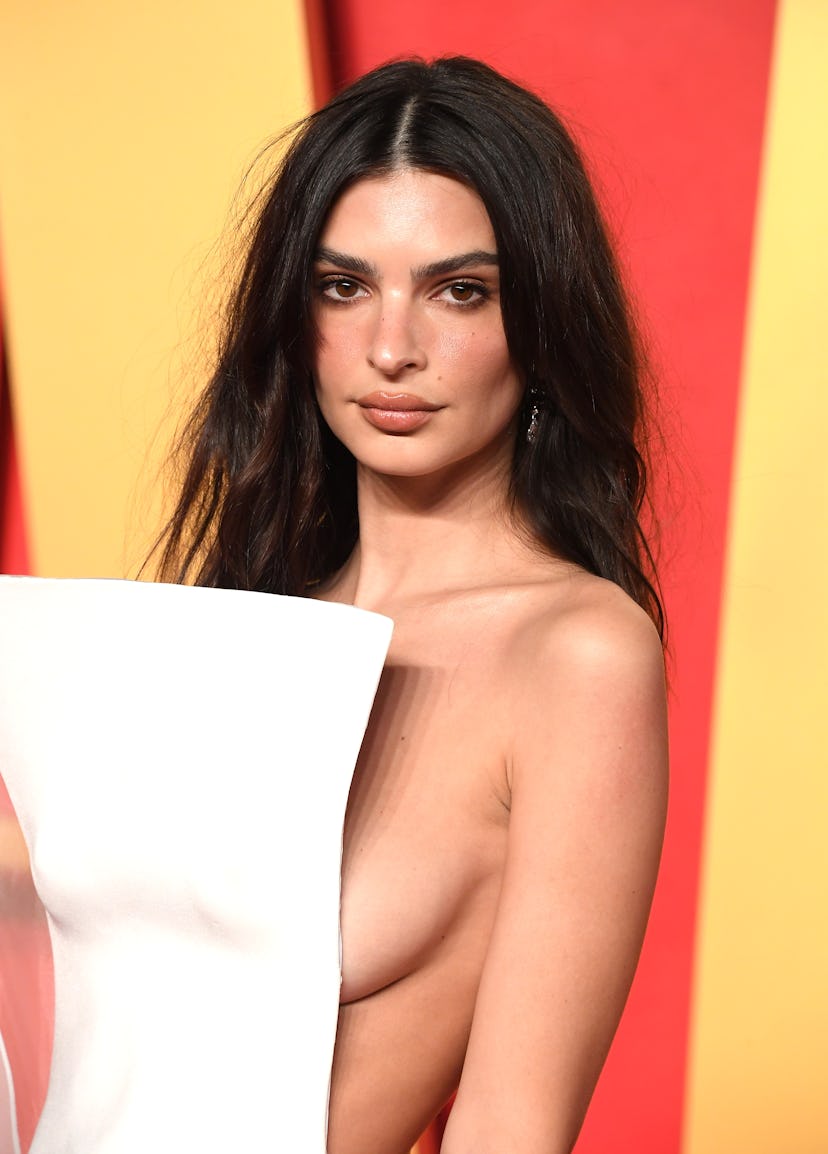 Emily Ratajkowski attends the 2024 Vanity Fair Oscar Party in a jacquemus dress with built in nipple...