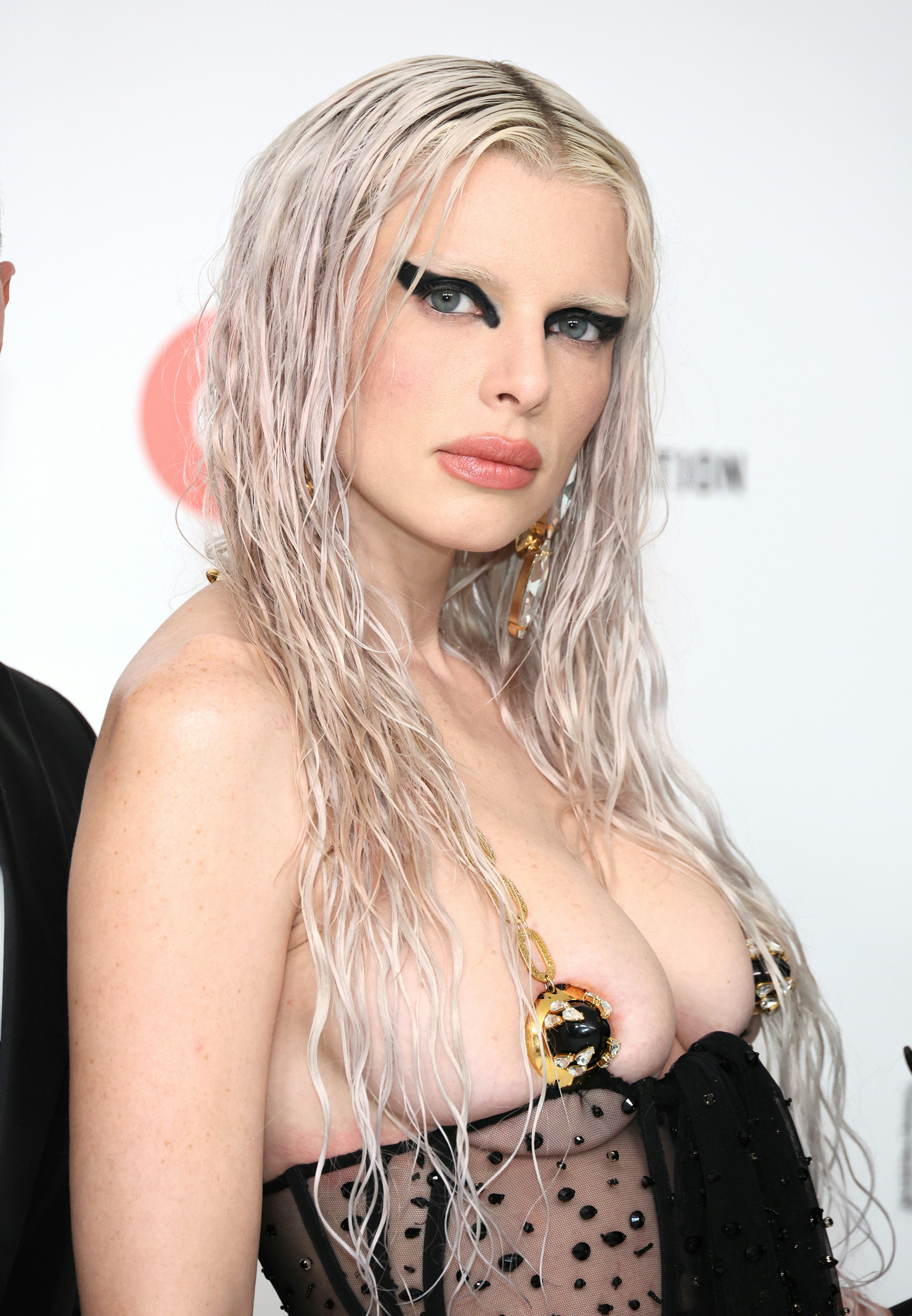 Julia Fox wore an LBD with gold nipple covers to attend the Elton John AIDS Foundation&rsquo;s 32nd Annual&hellip;