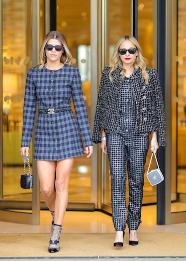 Sofia Richie ve Nicole Richie, Pazartesi günü Paris Moda Haftası sırasında Chanel defilesine giderken görülüyor.