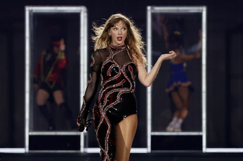 SINGAPORE, SINGAPORE - MARCH 02: EDITORIAL USE ONLY. NO BOOK COVERS Taylor Swift performs during "Ta...