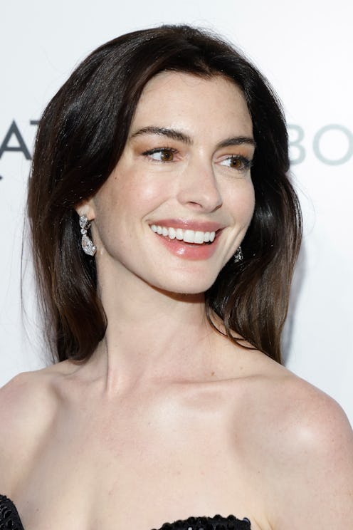 Anne Hathaway courtside style