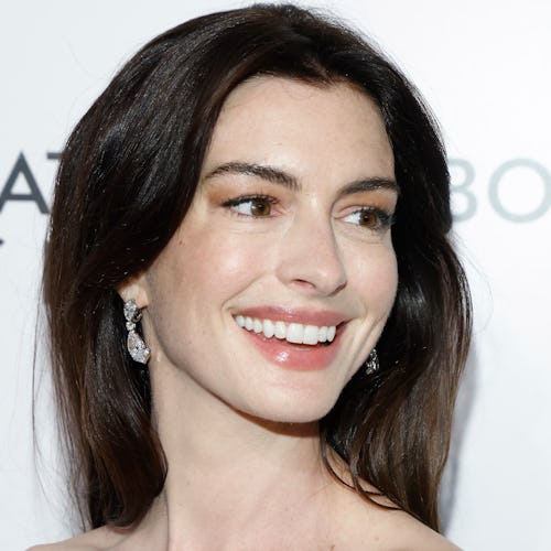 Anne Hathaway courtside style