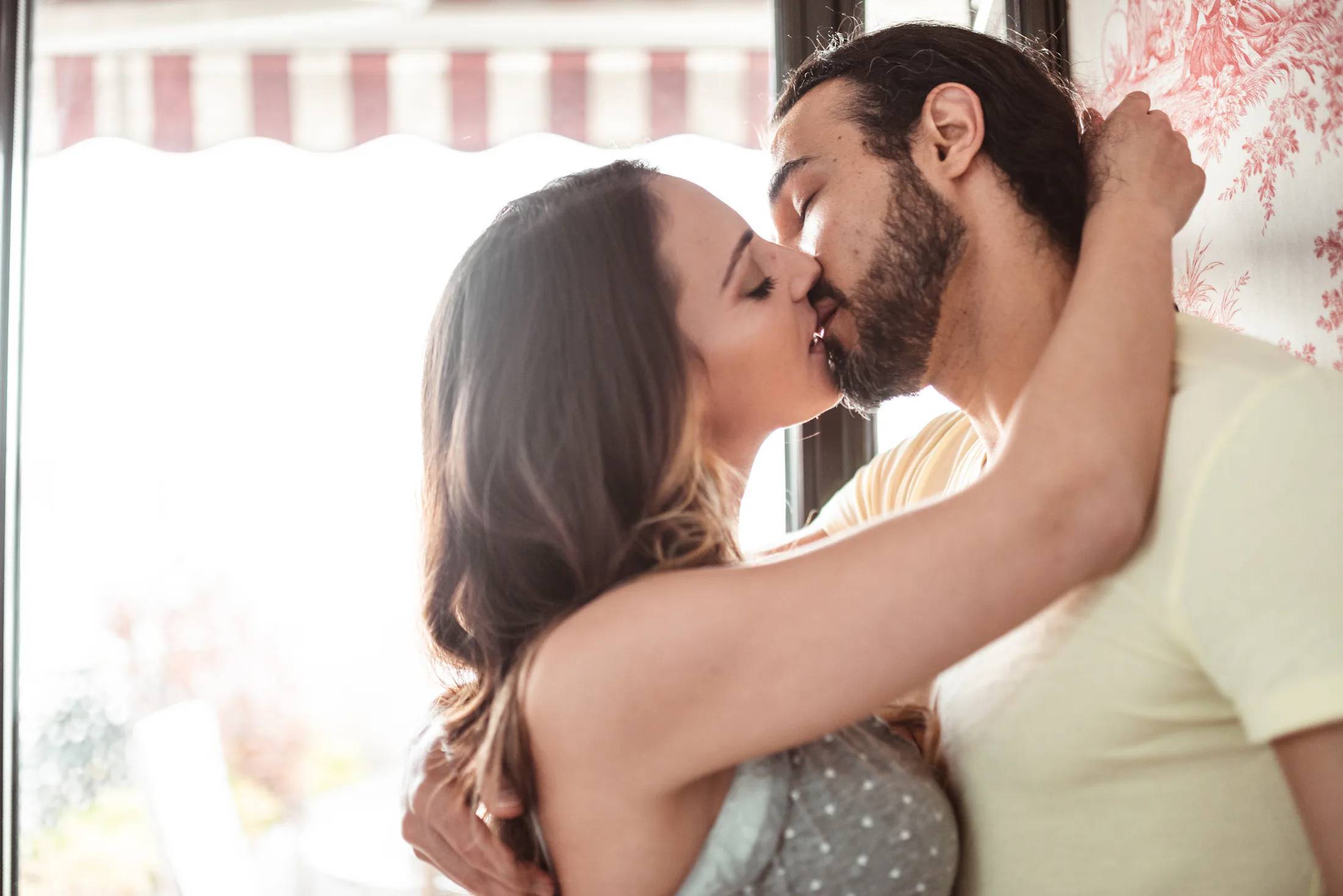 7 Subtle Signs Your Kissing Style Isn't Syncing Up With Your Partner's
