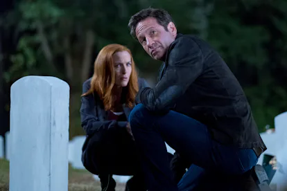 THE X-FILES: L-R: Gillian Anderson and David Duchovny in the "This" episode of THE X-FILES airing ...