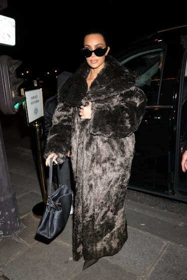 Kim Kardashian'ın 3 Mart 2024'te Fransa'nın Paris kentinde bir restorana geldiği görülüyor.
