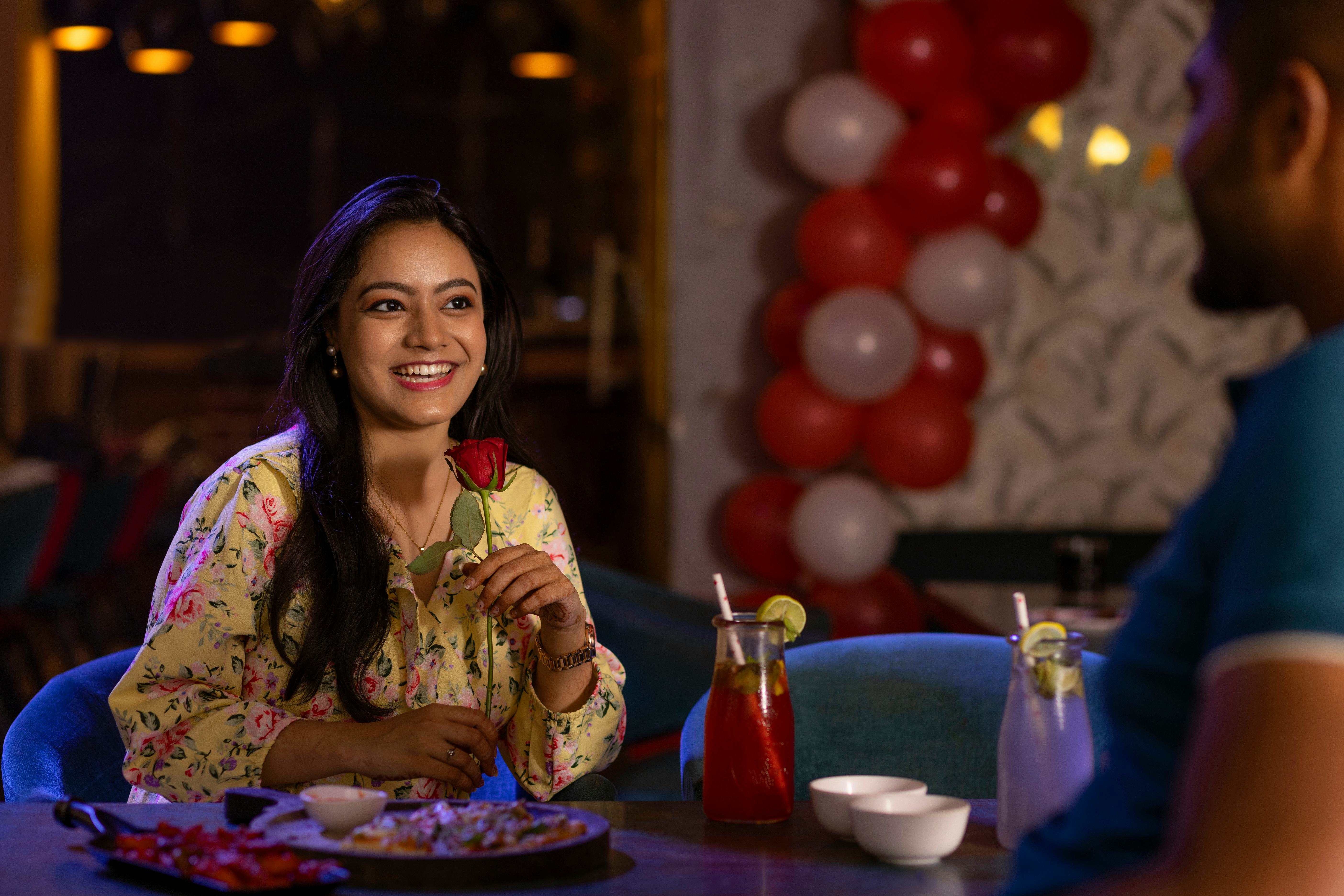 How do women feel about sending roses to men on Hinge?