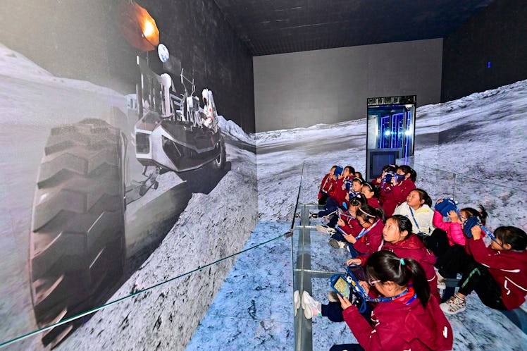 QINGZHOU, CHINA - NOVEMBER 10, 2023 - Students experience an immersive "artificial moon landing" in ...