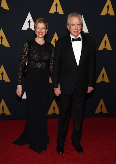 Aktris Annette Bening (solda) ve aktör Warren Beatty, Sinema Sanatları Akademisi'ne geliyorlar ve...