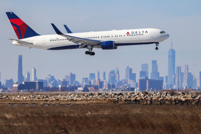 A dad of two got stuck in a Delta bathroom for 35 minutes.