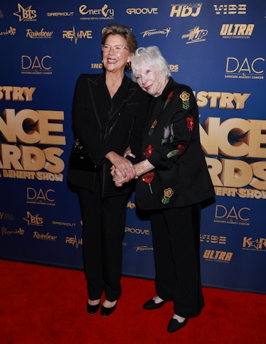 Annette Bening ve Shirley Maclaine, Endüstri Dansı Ödülleri ve Kansere Yardım Gösterisi 2023'e katıldı...