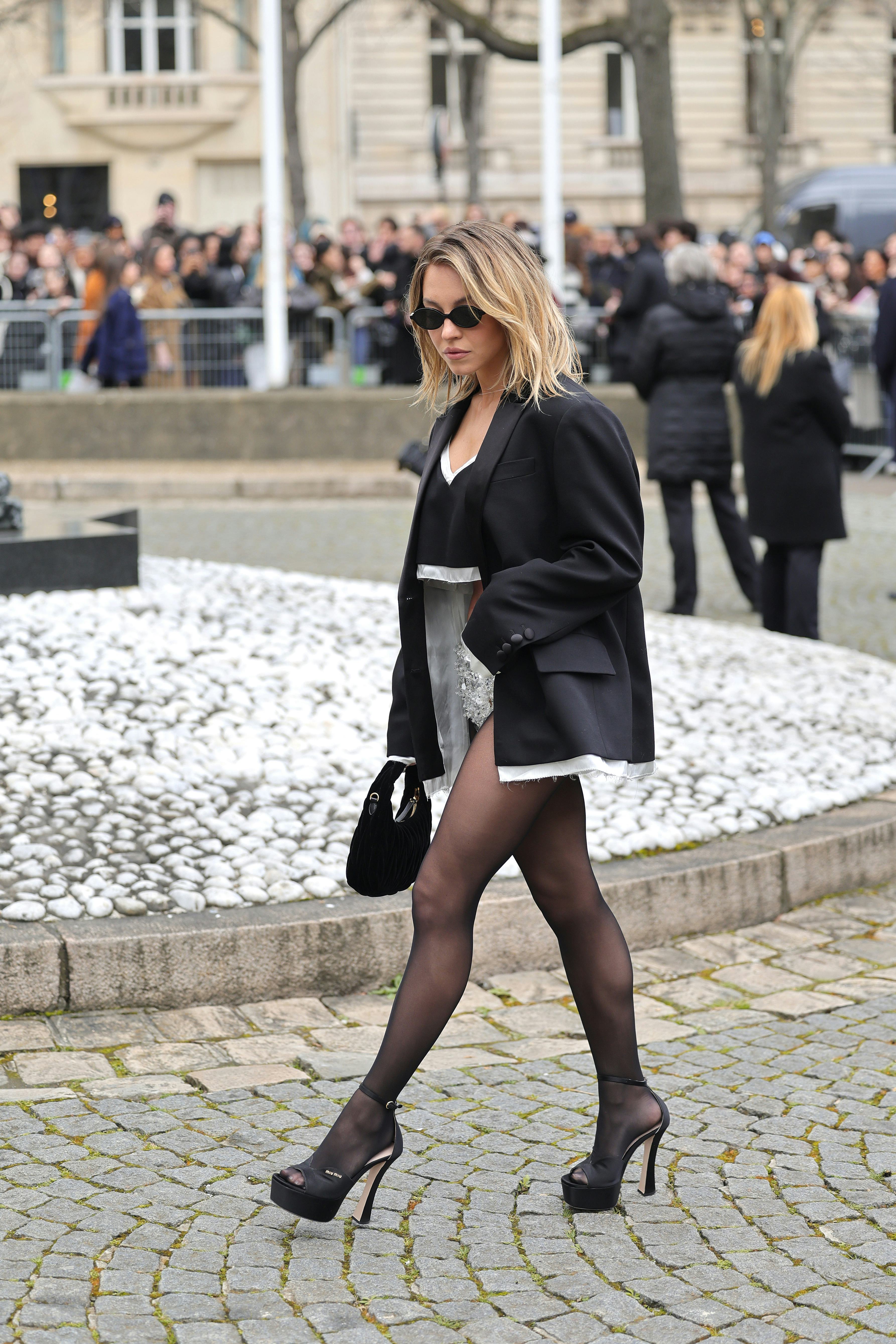 On March 5, Sydney Sweeney debuted a shoulder-length lob at the Miu Miu Womenswear Fall/Winter 2024-&hellip;