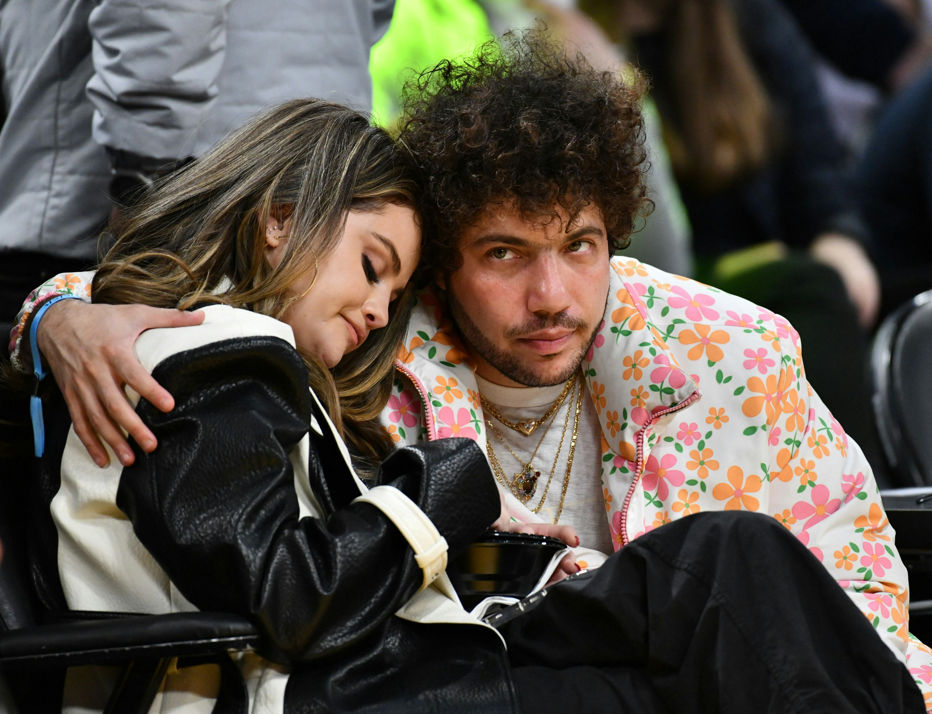 LOS ANGELES, CALIFORNIA - JANUARY 03: Selena Gomez and Benny Blanco attend a basketball game between&hellip;