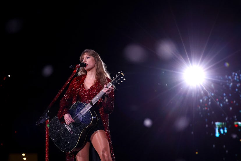 Taylor Swift performs "All Too Well."