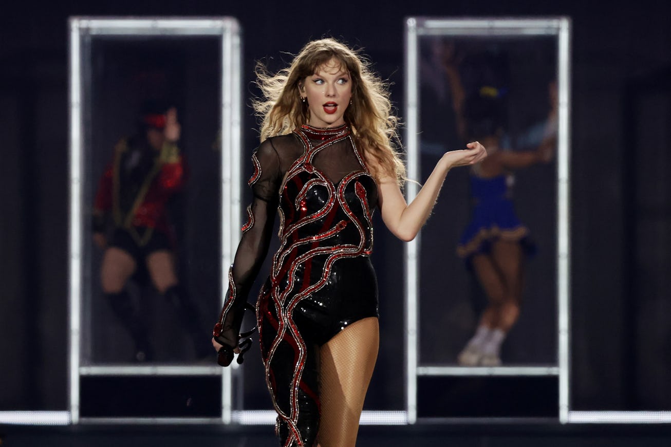 SINGAPORE, SINGAPORE - MARCH 02: EDITORIAL USE ONLY. NO BOOK COVERS Taylor Swift performs during "Ta...