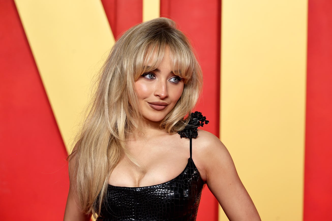 BEVERLY HILLS, CALIFORNIA - MARCH 10: Sabrina Carpenter attends the 2024 Vanity Fair Oscar Party Hos...