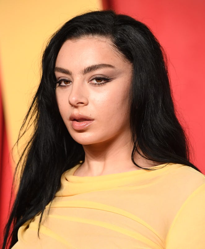 BEVERLY HILLS, CALIFORNIA - MARCH 10: Charli XCX arrives at the 2024 Vanity Fair Oscar Party Hosted ...