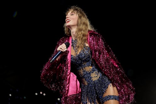 SINGAPORE, SINGAPORE - MARCH 02: EDITORIAL USE ONLY. NO BOOK COVERS Taylor Swift performs during "Ta...