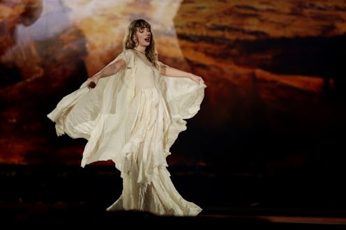 SINGAPORE, SINGAPORE - MARCH 02: EDITORIAL USE ONLY. NO BOOK COVERS Taylor Swift performs during "Ta...