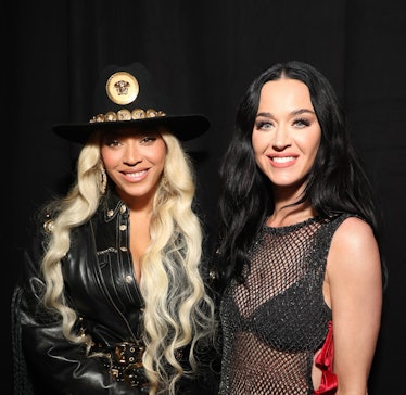 Beyoncé ve Katy Perry, 2024 iHeartRadio Müzik Ödülleri'nde L. Dolby Theatre'da sahne arkasında poz veriyor.