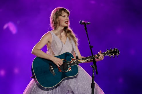 SINGAPORE, SINGAPORE - MARCH 02: EDITORIAL USE ONLY. NO BOOK COVERS Taylor Swift performs during "Ta...
