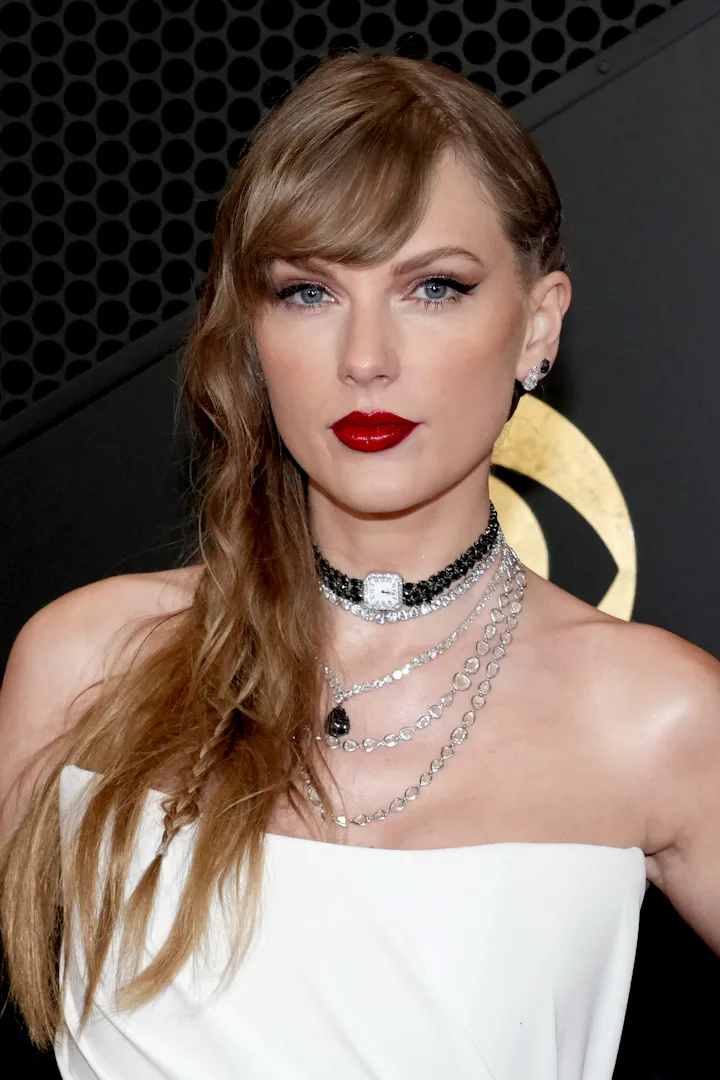 LOS ANGELES, CALIFORNIA - FEBRUARY 04: (FOR EDITORIAL USE ONLY) Taylor Swift attends the 66th GRAMMY...