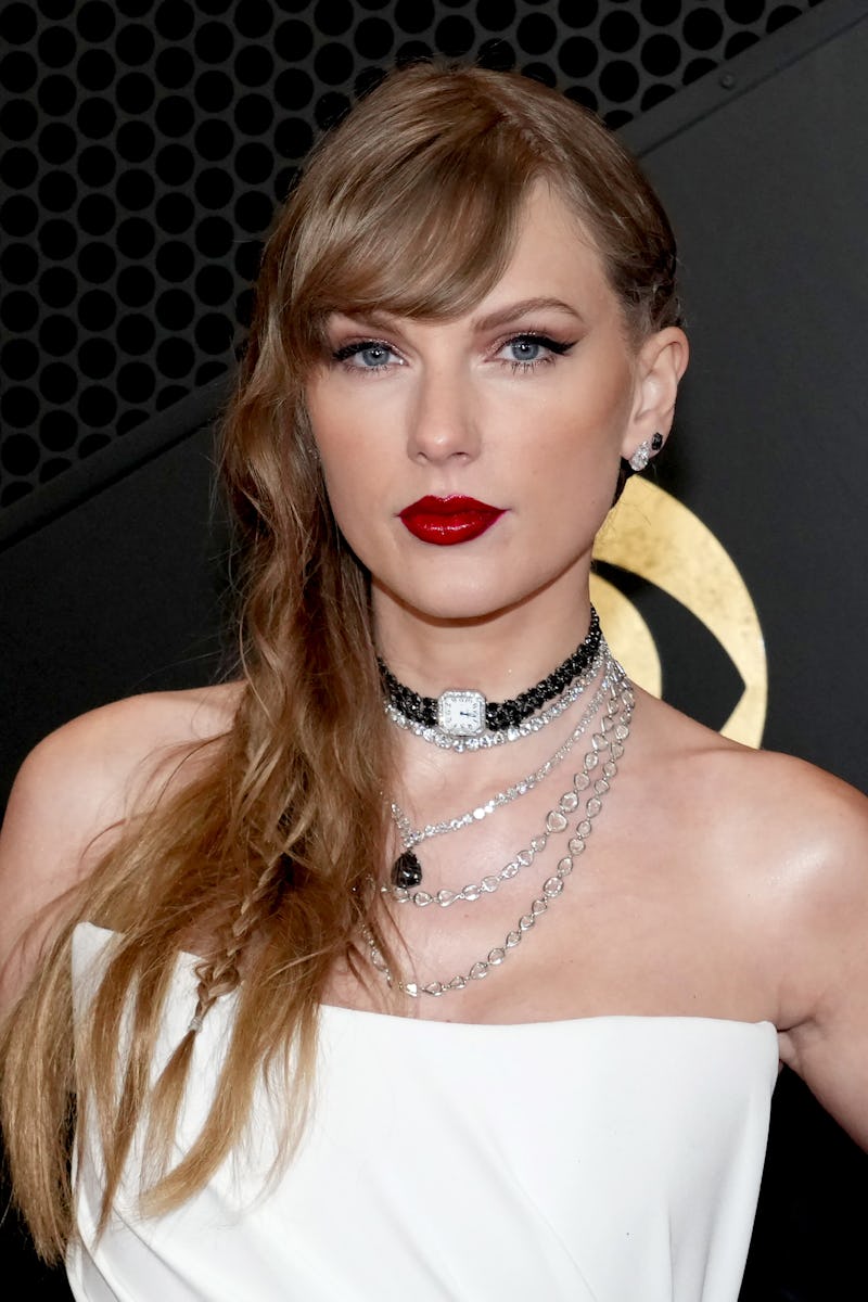 LOS ANGELES, CALIFORNIA - FEBRUARY 04: (FOR EDITORIAL USE ONLY) Taylor Swift attends the 66th GRAMMY...