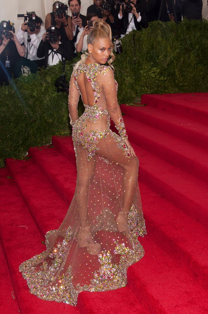 Beyoncé is present "China: through the looking glass" Costume Institute 2015 Benefit Gala. 