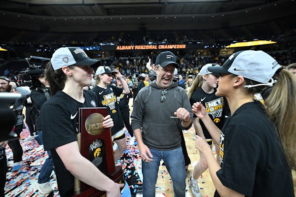 ALBANY, NEW YORK - APRIL 01: The Iowa Hawkeyes celebrate with actor and producer Jason Sudeikis afte...