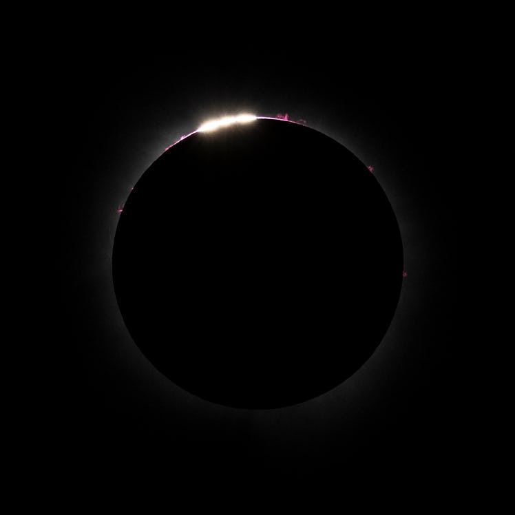 Image of the total eclipse with Bailey's beads.