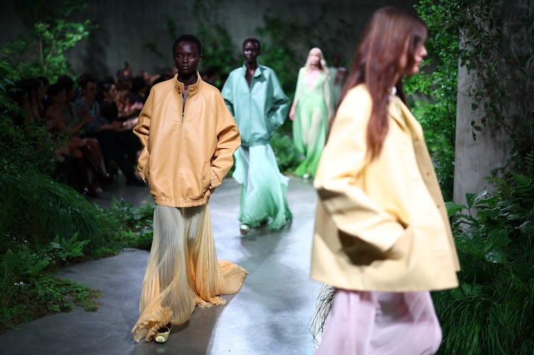 Modeller, 2024 Cruise Collection Fashion sırasında İtalyan moda evi Gucci'nin kreasyonlarını sunuyor...