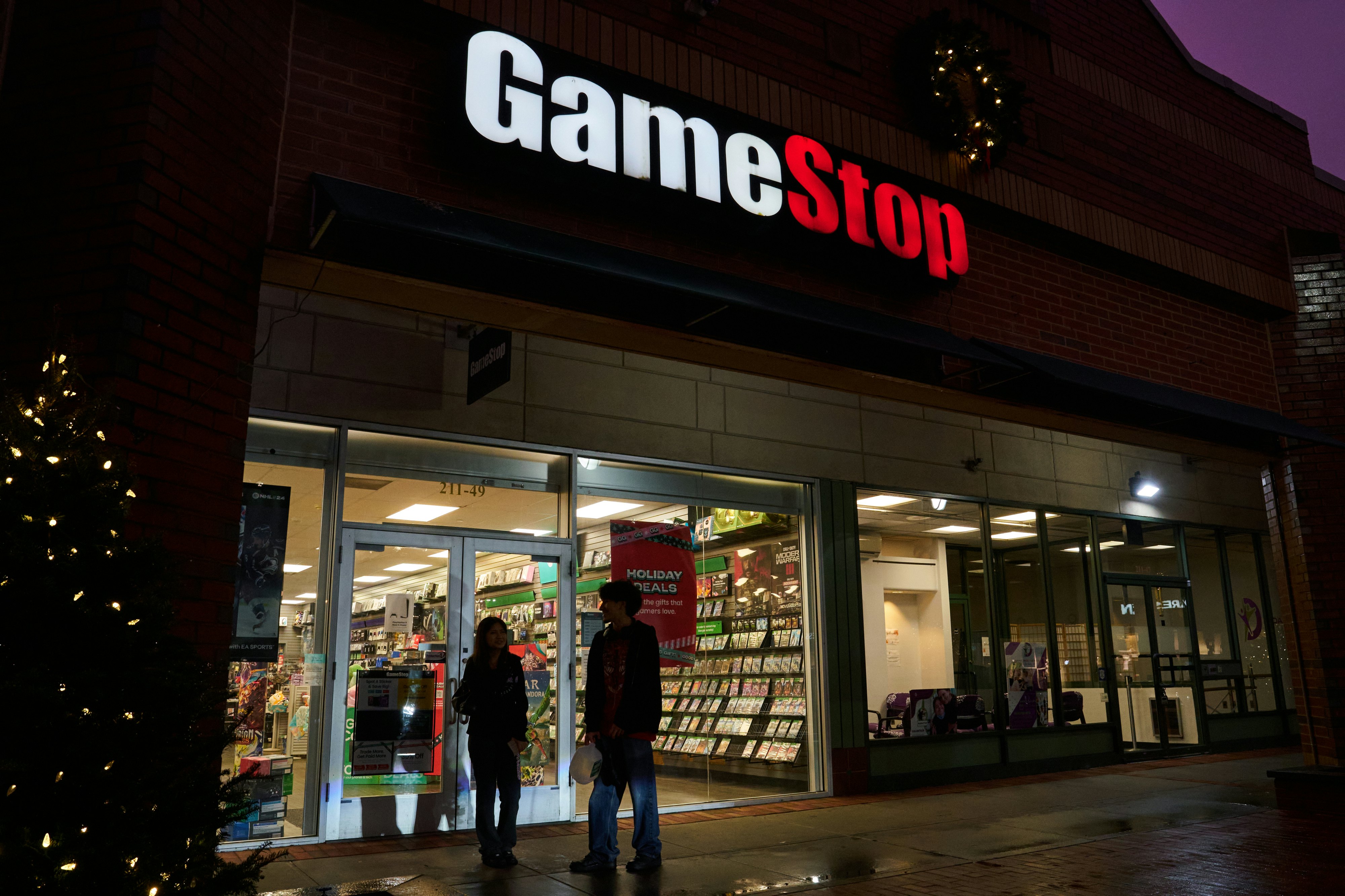 Работники GameStop возмущаются грязными, кишащими тараканами консолями, которые сдают покупатели