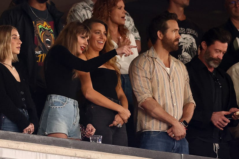 EAST RUTHERFORD, NEW JERSEY - OCTOBER 01: (L-R) Singer Taylor Swift and Actor Ryan Reynolds look on ...