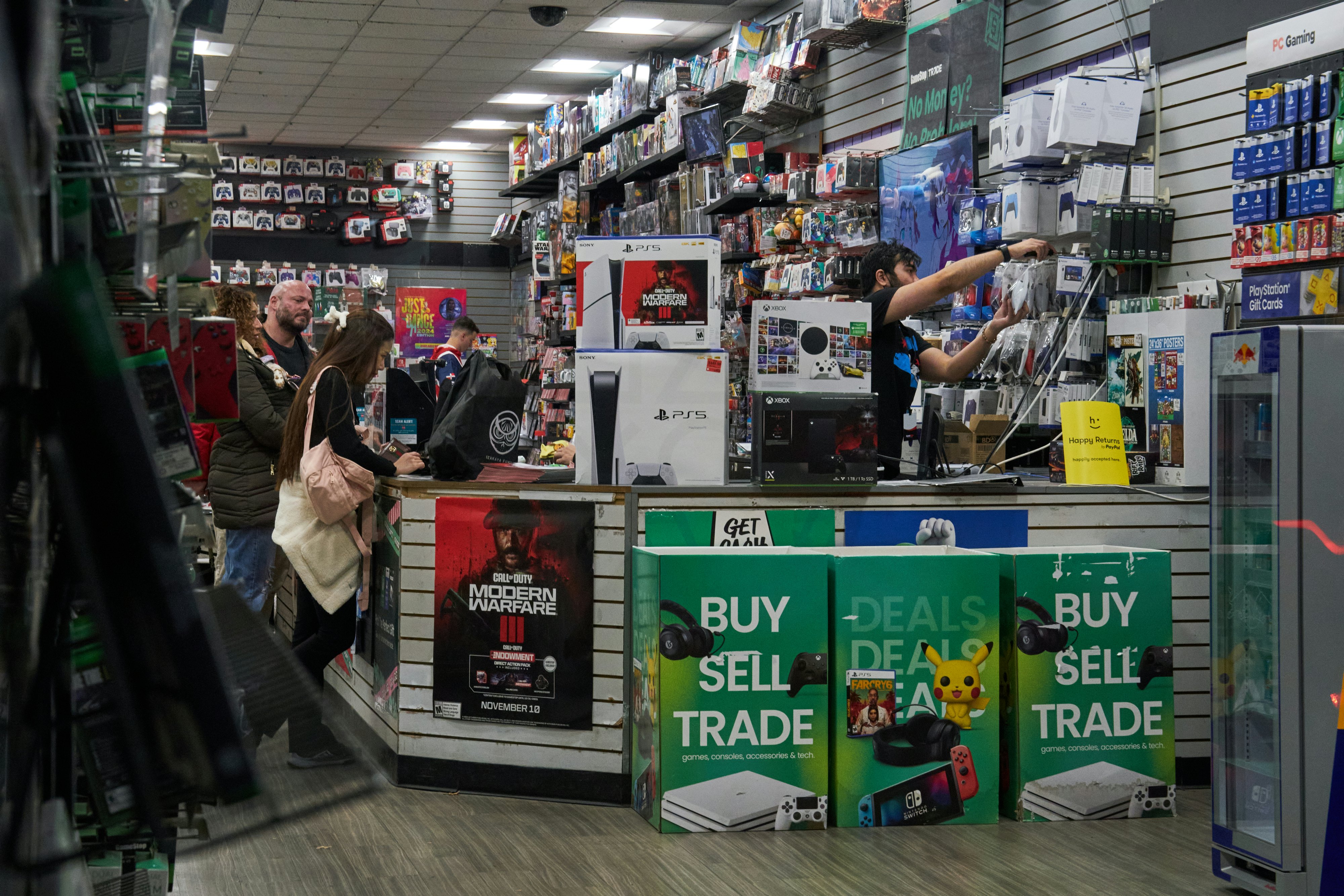 Работники GameStop возмущаются грязными, кишащими тараканами консолями, которые сдают покупатели